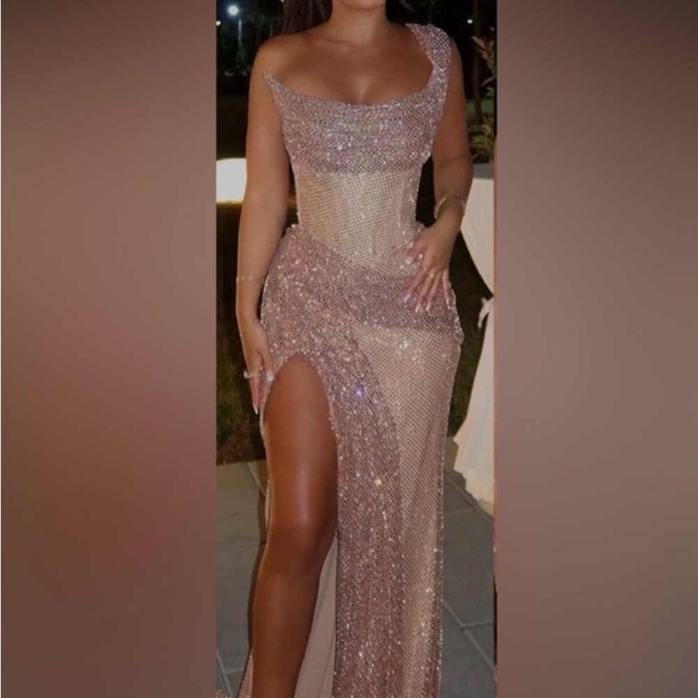 Elegant Sequin One-Shoulder Dress in Rose Gold